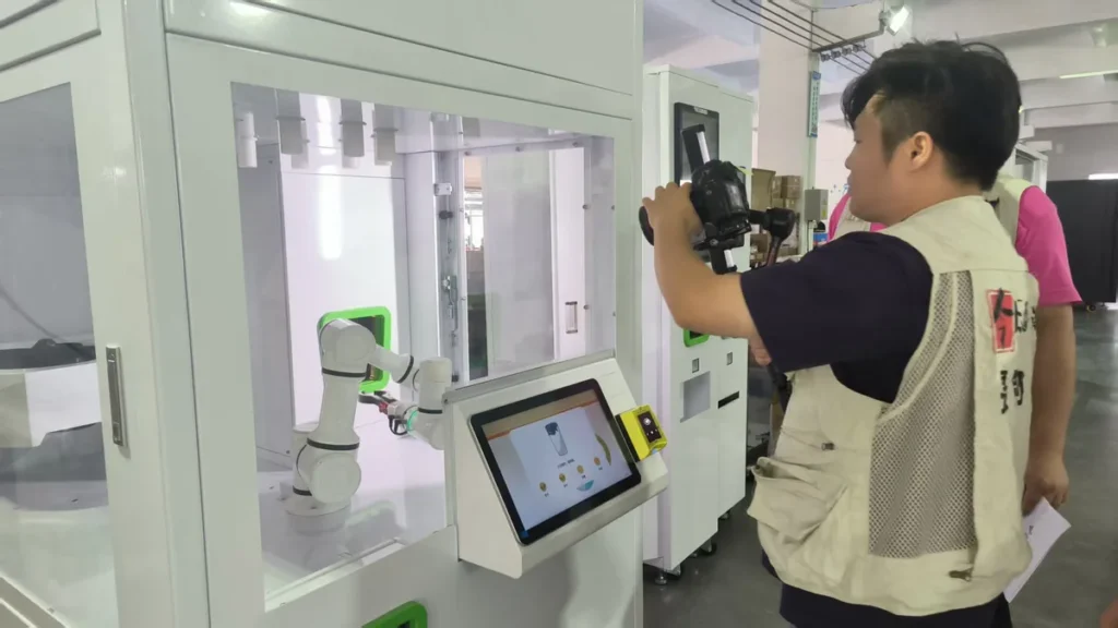 What Goes Into Every Hommy Vending Machine — Filmed by Guangdong TV